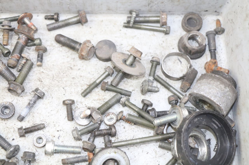 photo de BOLSA DE TORNILLERÍA TORNILLO SUZUKI BURGMAN 125 (2007 - 2014) - Otra perspectiva