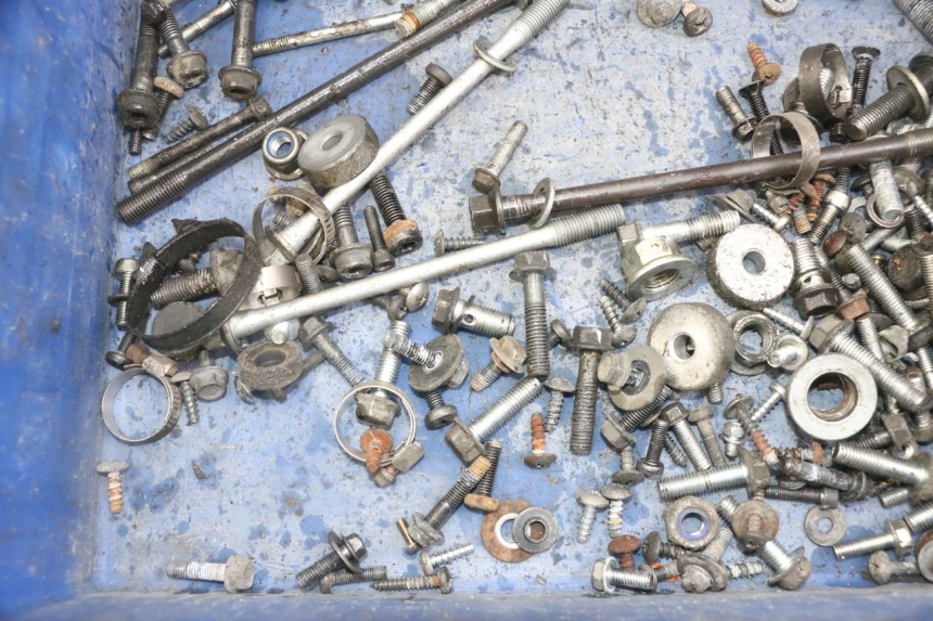 photo de BOLSA DE TORNILLERÍA TORNILLO SUZUKI BURGMAN 125 (2007 - 2014) - Otra perspectiva