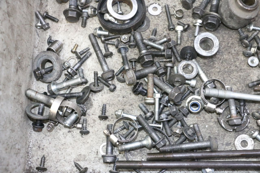 photo de BOLSA DE TORNILLERÍA TORNILLO SUZUKI BURGMAN 125 (2007 - 2014) - Otra perspectiva