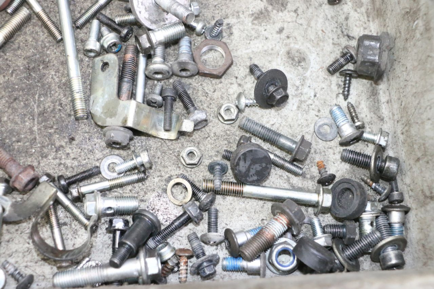 photo de BOLSA DE TORNILLERÍA TORNILLO SUZUKI BURGMAN 125 (2007 - 2014) - Otra perspectiva