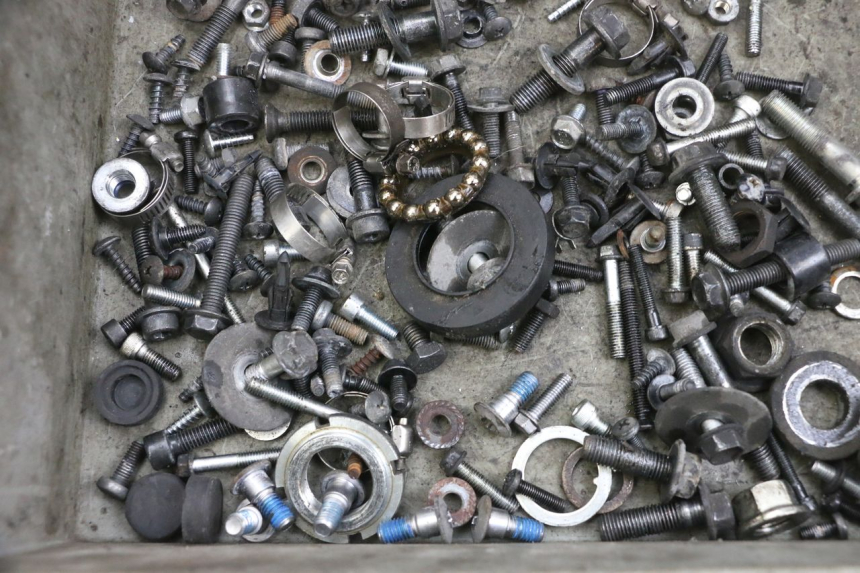 photo de BOLSA DE TORNILLERÍA TORNILLO SUZUKI BURGMAN 125 (2007 - 2014) - Otra perspectiva