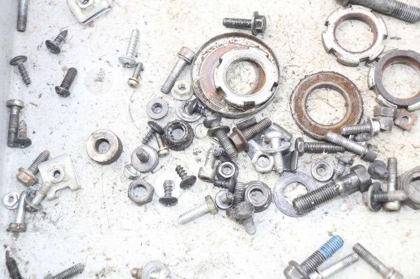 photo de BOLSA DE TORNILLERÍA TORNILLO YAMAHA BW'S 50 (2004 - 2017) - Otra perspectiva