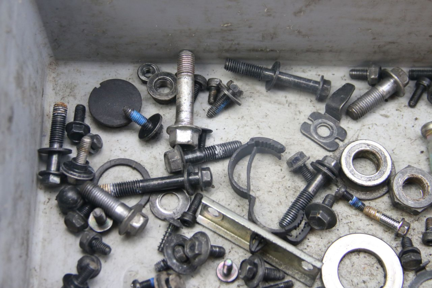 photo de BOLSA DE TORNILLERÍA TORNILLO YAMAHA BW'S BWS 125 (2010 - 2013) - Detalles de los puntos de fijación