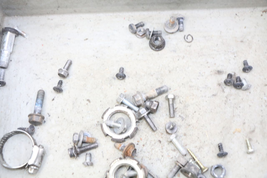 photo de BOLSA DE TORNILLERÍA TORNILLO YAMAHA BW'S NAKED 50 (2008 - 2019) - Otra perspectiva