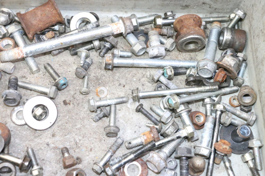 photo de TORNILLOS HONDA CBF 125 (2009 - 2015) - Primer plano técnico