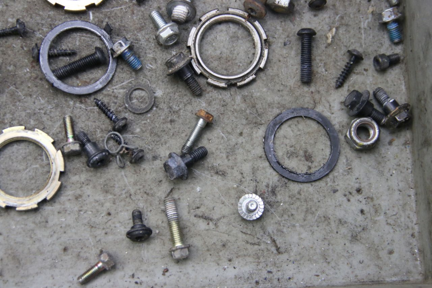 photo de BOLSA DE TORNILLERÍA TORNILLO PEUGEOT CITYSTAR 50 (2013 - 2017) - Zoom estado de uso