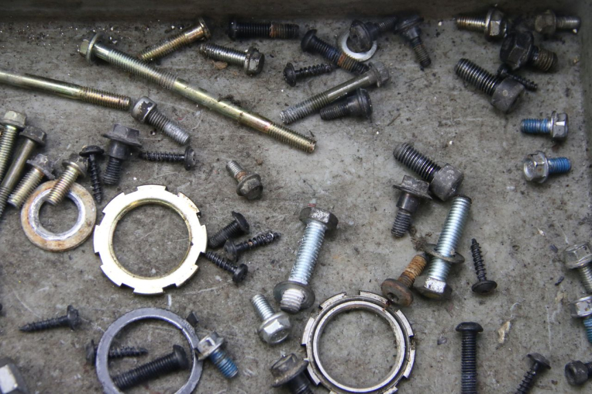 photo de BOLSA DE TORNILLERÍA TORNILLO PEUGEOT CITYSTAR 50 (2013 - 2017) - Otra perspectiva