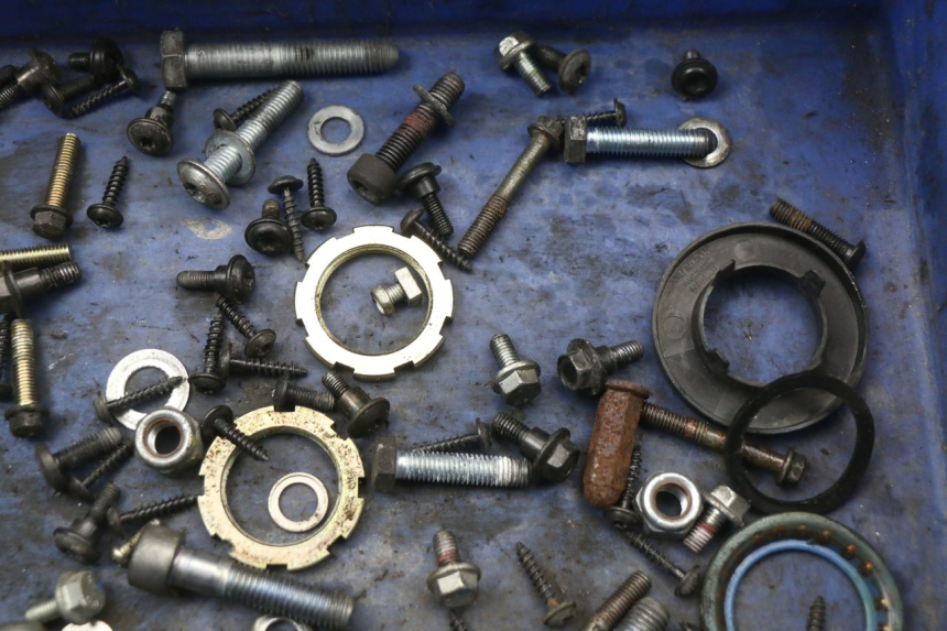 photo de BOLSA DE TORNILLERÍA TORNILLO PEUGEOT CITYSTAR 50 (2013 - 2017) - Zoom estado de uso