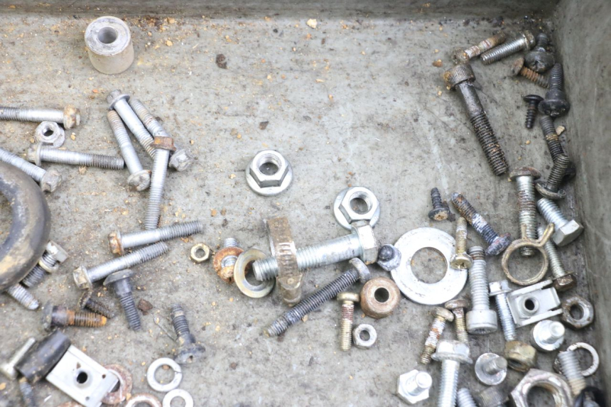 photo de BOLSA DE TORNILLERÍA TORNILLO GILERA DNA 50 (2000 - 2007) - Otra perspectiva