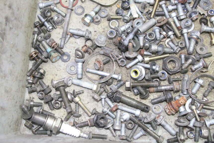 photo de BOLSA DE TORNILLERÍA APRILIA ETX 125 (1998 - 2002) - Otra perspectiva