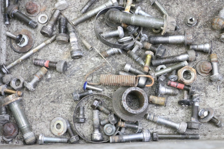 photo de BOLSA DE TORNILLERÍA TORNILLO KAWASAKI ZR7 ZR-7 S 750 (1999 - 2004) - Zoom estado de uso