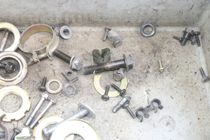 photo de BOLSA DE TORNILLERÍA TORNILLO PEUGEOT KISBEE 4T 50 (2010 - 2017) - Otra perspectiva