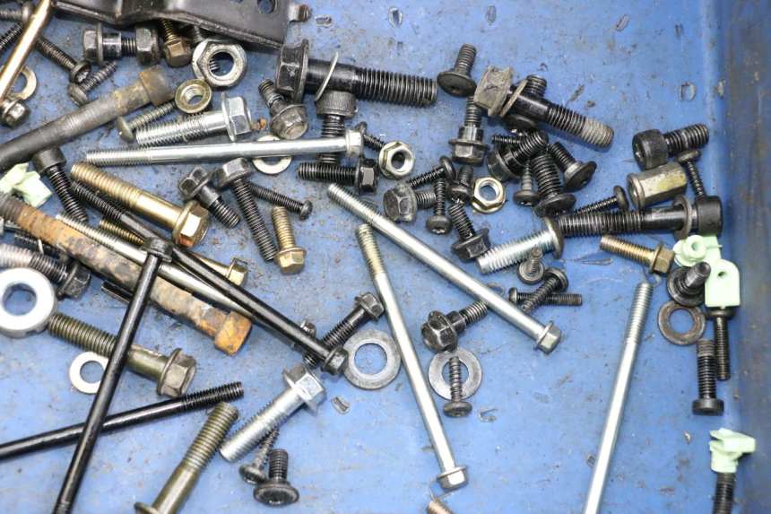 photo de BOLSA DE TORNILLERÍA TORNILLO PEUGEOT KISBEE 4T 50 (2018 - 2022) - Otra perspectiva