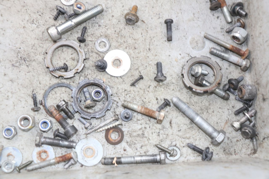 photo de BOLSA DE TORNILLERÍA TORNILLO PEUGEOT LUDIX 50 (2008 - 2017) - Otra perspectiva