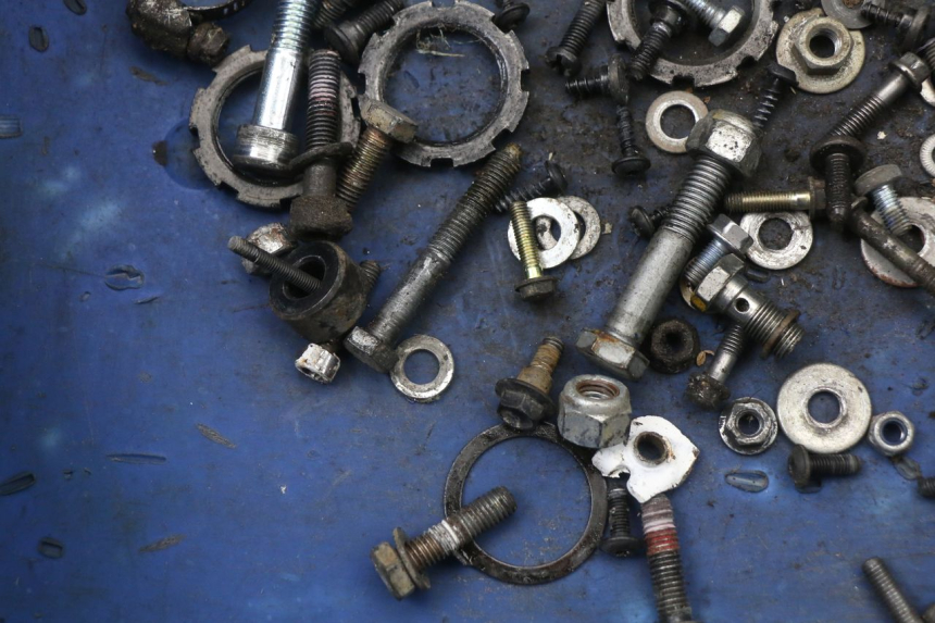 photo de BOLSA DE TORNILLERÍA TORNILLO PEUGEOT LUDIX 50 (2005 - 2007) - Otra perspectiva