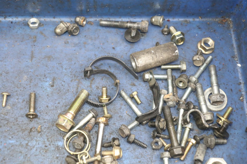 photo de BOLSA DE TORNILLERÍA TORNILLO SYM MIO 50 (2011 - 2017) - Otra perspectiva