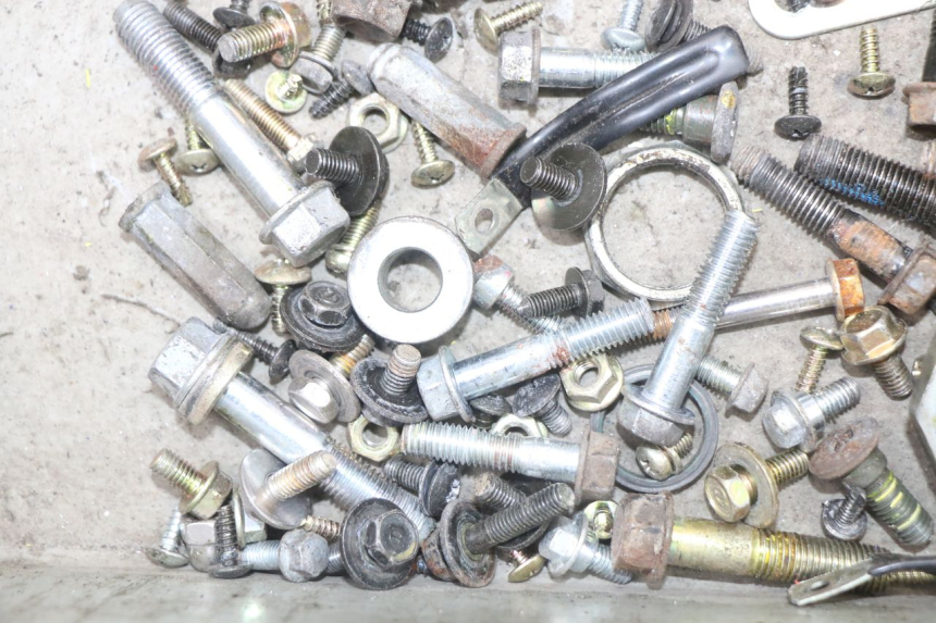 photo de BOLSA DE TORNILLERÍA TORNILLO SYM MIO 50 (2011 - 2017) - Otra perspectiva