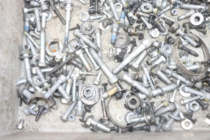 photo de TORNILLOS PIAGGIO MP3 HPE 300 (2019 - 2026) - Otra perspectiva