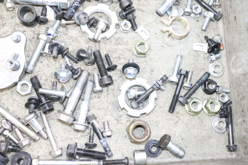 photo de TORNILLOS YAMAHA NEO'S CORE 1 (2022 - 2026) - Primer plano técnico