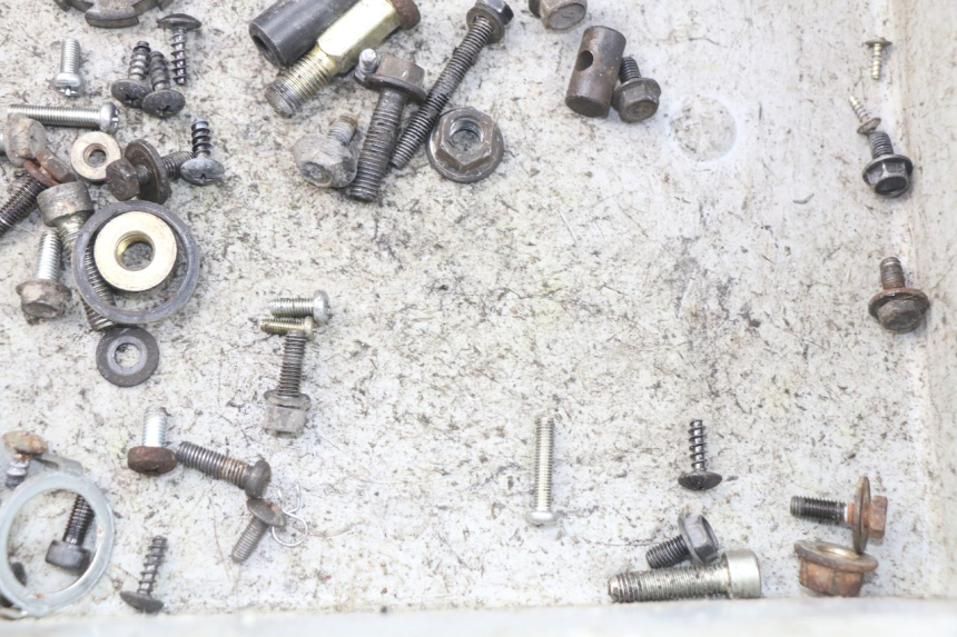 photo de BOLSA DE TORNILLERÍA TORNILLO MBK OVETTO 50 (1998 - 2007) - Zoom estado de uso