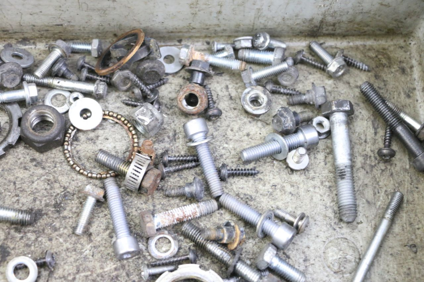 photo de BOLSA DE TORNILLERÍA TORNILLO PEUGEOT CITYSTAR 125 (2011 - 2017) - Otra perspectiva