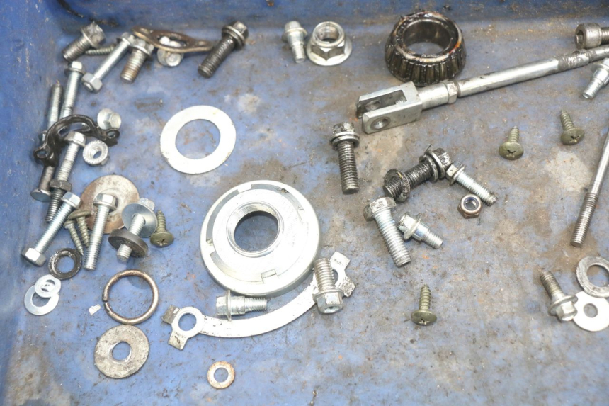 photo de BOLSA DE TORNILLERÍA TORNILLO YCF R-START 125 - Otra perspectiva