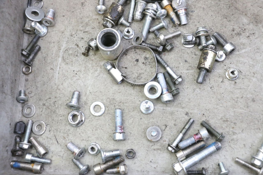 photo de BOLSA DE TORNILLERÍA TORNILLO APOLLO RFZ 125 - Zoom estado de uso