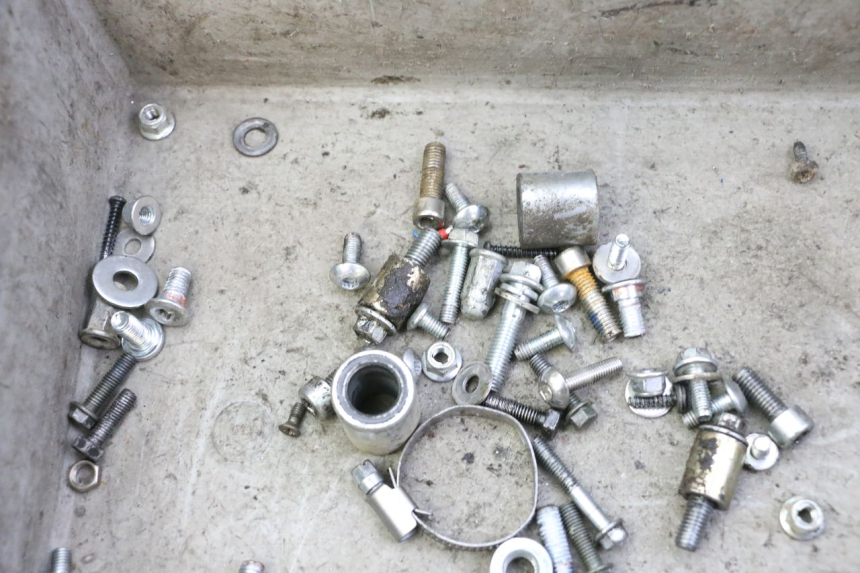 photo de BOLSA DE TORNILLERÍA TORNILLO APOLLO RFZ 125 - Otra perspectiva