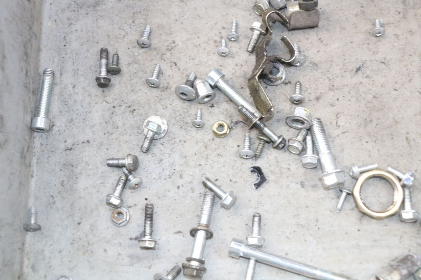 photo de BOLSA DE TORNILLERÍA TORNILLO TNT MOTOR ROMA 10' 4T 50 (2019 - 2022) - Zoom estado de uso