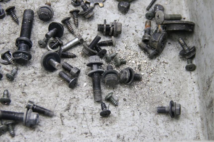 photo de BOLSA DE TORNILLERÍA TORNILLO LVNENG S5 1 (2019 - 2023) - Zoom estado de uso