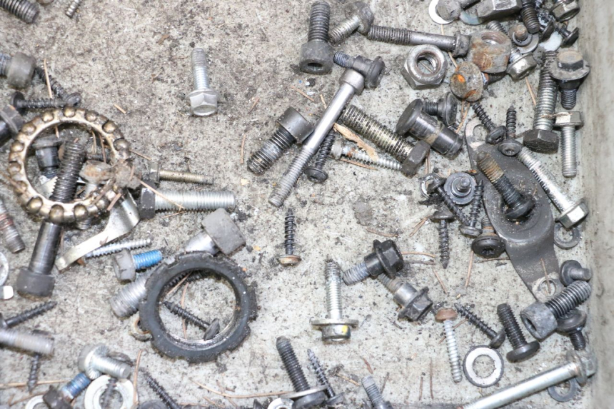 photo de TORNILLOS PEUGEOT SATELIS 125 (2013 - 2018) - Otra perspectiva