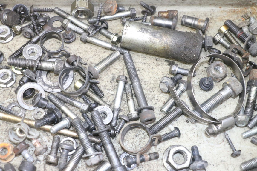 photo de TORNILLOS PEUGEOT SATELIS 125 (2013 - 2018) - Otra perspectiva