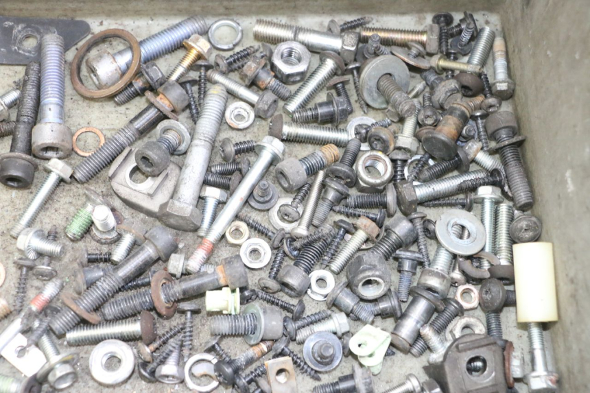 photo de TORNILLOS PEUGEOT SATELIS 125 (2013 - 2018) - Otra perspectiva