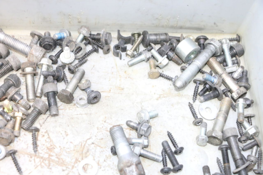 photo de TORNILLOS PEUGEOT SATELIS 125 (2013 - 2018) - Detalles de los puntos de fijación