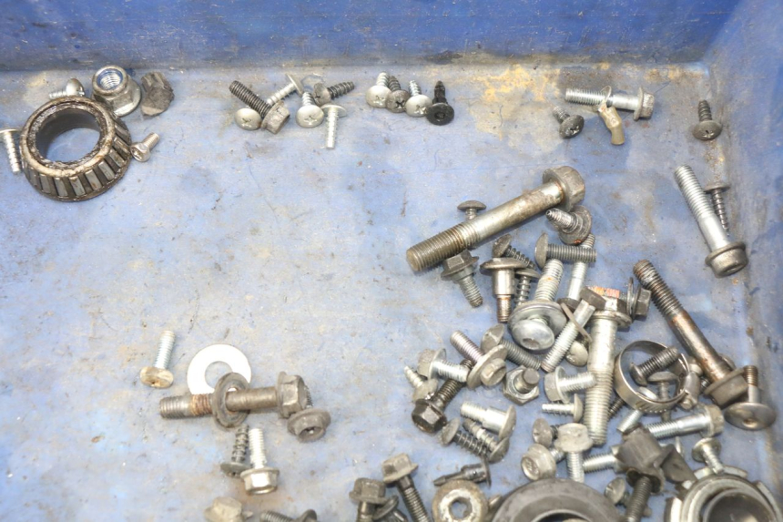 photo de BOLSA DE TORNILLERÍA TORNILLO SUZUKI SIXTEEN 125 (2008 - 2010) - Otra perspectiva