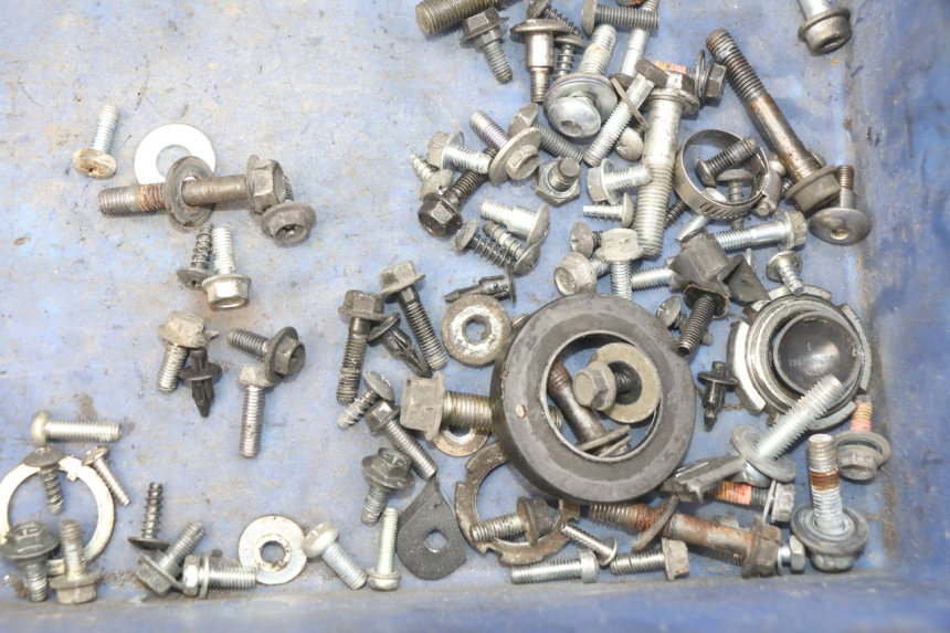 photo de BOLSA DE TORNILLERÍA TORNILLO SUZUKI SIXTEEN 125 (2008 - 2010) - Primer plano técnico