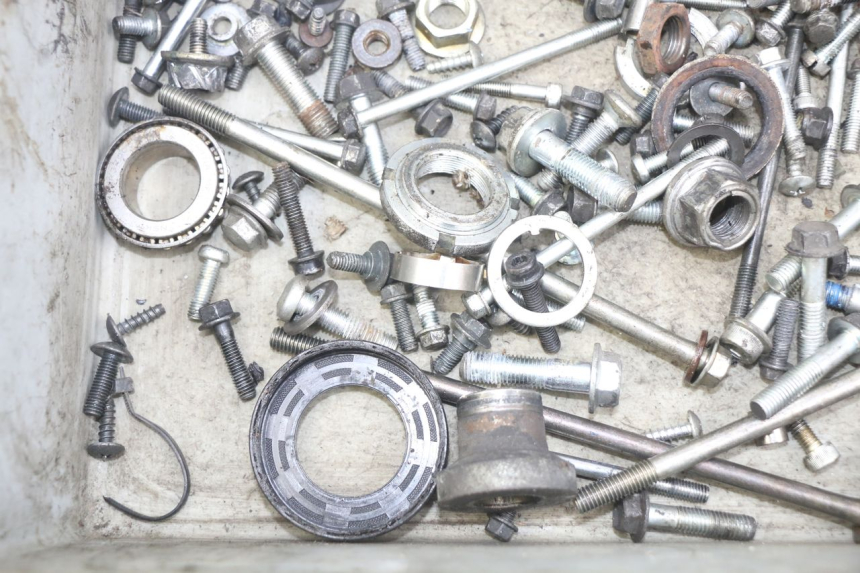 photo de BOLSA DE TORNILLERÍA TORNILLO SUZUKI SIXTEEN 125 (2008 - 2010) - Detalle de la pieza