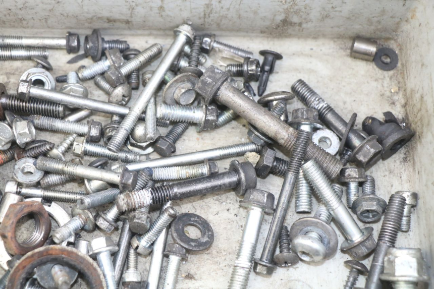 photo de BOLSA DE TORNILLERÍA TORNILLO SUZUKI SIXTEEN 125 (2008 - 2010) - Otra perspectiva