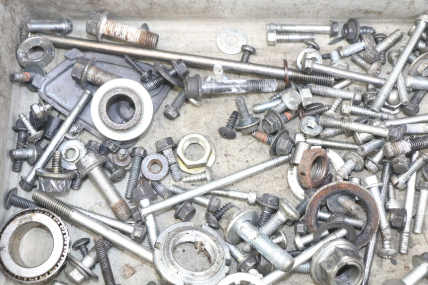 photo de BOLSA DE TORNILLERÍA TORNILLO SUZUKI SIXTEEN 125 (2008 - 2010) - Primer plano técnico