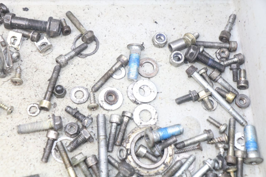 photo de BOLSA DE TORNILLERÍA TORNILLO YAMAHA SLIDER NAKED 50 (2004 - 2018) - Otra perspectiva