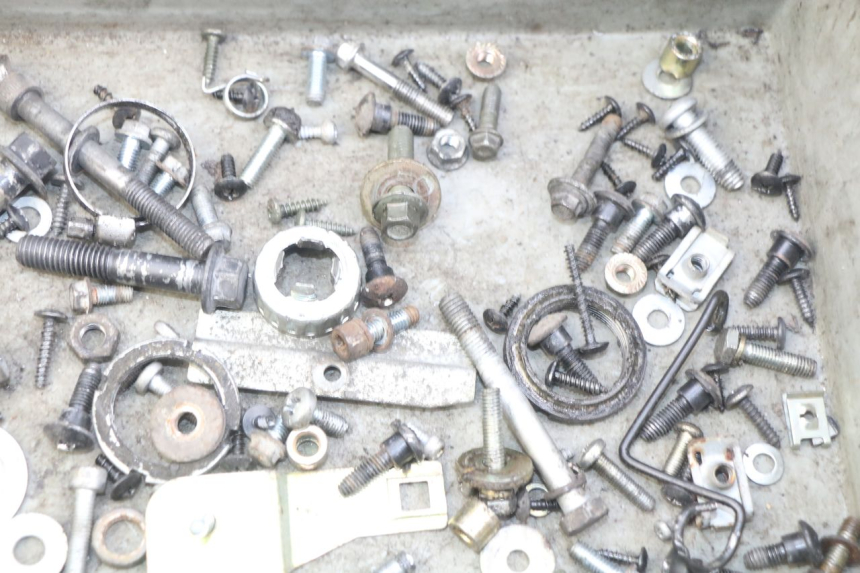 photo de BOLSA DE TORNILLERÍA TORNILLO APRILIA SR 2T 50 (2012 - 2017) - Otra perspectiva