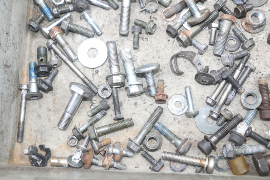 photo de TORNILLOS SUZUKI GS F 500 (2004 - 2007) - Otra perspectiva