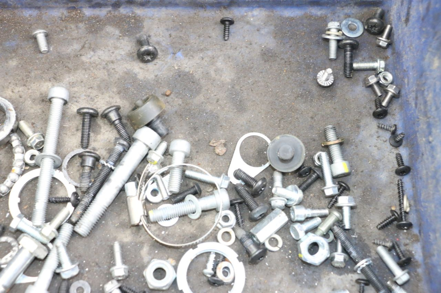 photo de TORNILLOS PIAGGIO VESPA PRIMAVERA 4T 50 (2021 - 2024) - Otra perspectiva