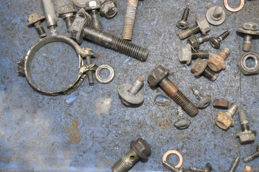 photo de BOLSA DE TORNILLERÍA TORNILLO PEUGEOT VIVACITY NEW 4T 50 (2008 - 2017) - Otra perspectiva