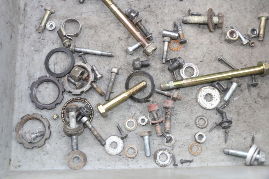 photo de BOLSA DE TORNILLERÍA TORNILLO PEUGEOT VIVACITY 50 (1998 - 2003) - Zoom estado de uso