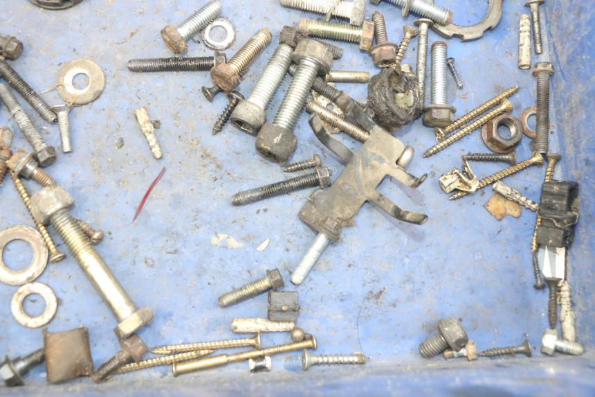 photo de BOLSA DE TORNILLERÍA TORNILLO PEUGEOT VIVACITY 50 (1998 - 2003) - Zoom estado de uso