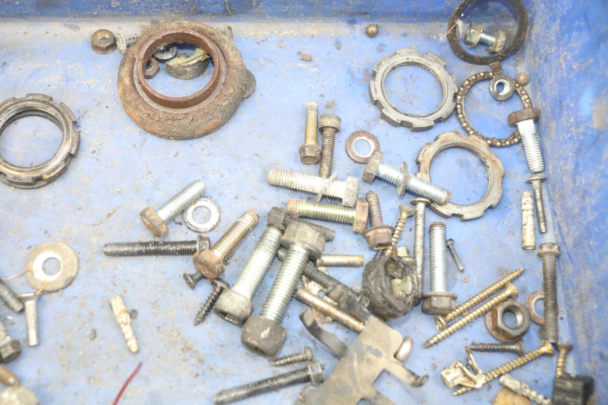 photo de BOLSA DE TORNILLERÍA TORNILLO PEUGEOT VIVACITY 50 (1998 - 2003) - Otra perspectiva