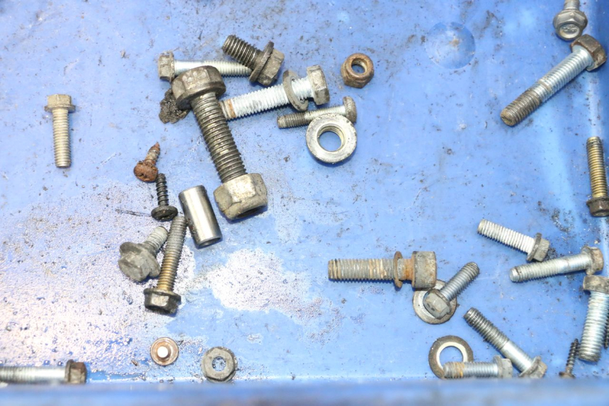 photo de BOLSA DE TORNILLERÍA TORNILLO PEUGEOT VIVACITY 50 (2004 - 2009) - Zoom estado de uso