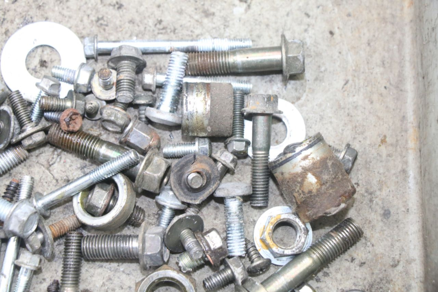 photo de BOLSA DE TORNILLERÍA TORNILLO VONROAD YIBEN 125 (2006 - 2010) - Zoom estado de uso