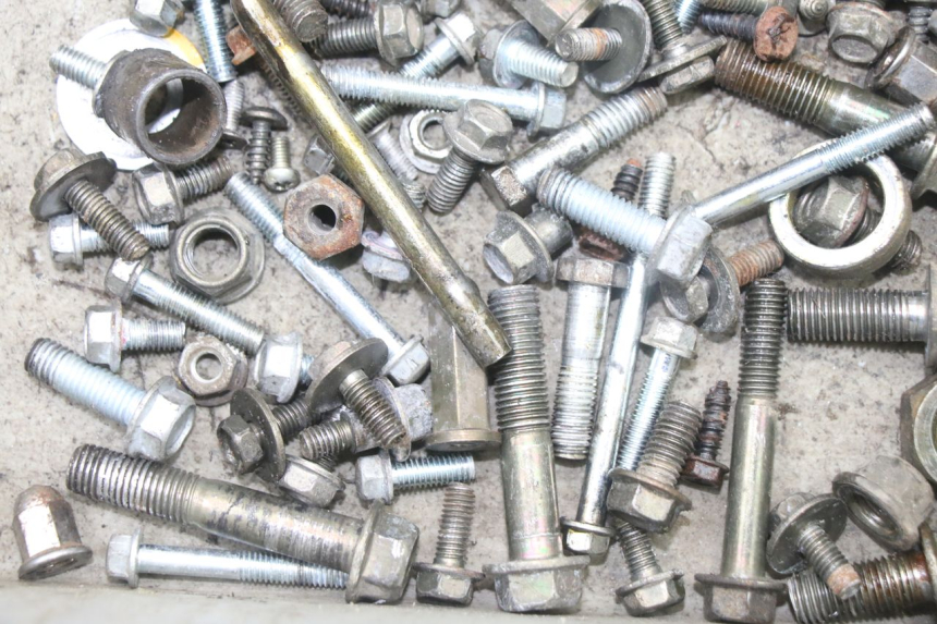 photo de BOLSA DE TORNILLERÍA TORNILLO VONROAD YIBEN 125 (2006 - 2010) - Otra perspectiva